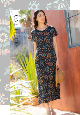 スリット⼊半袖ロングワンピース 18,480円 (税込)