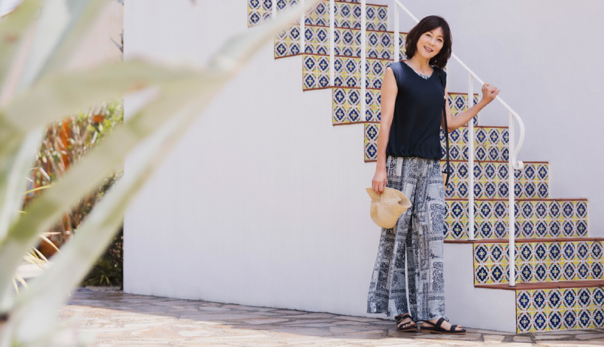 旅⾏から⽇常まで使えるスリム&リゾートスタイルを。