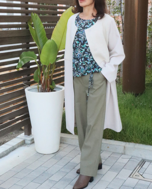 ノーカラーコート×ネオンフラワートップス×ワイドパンツ