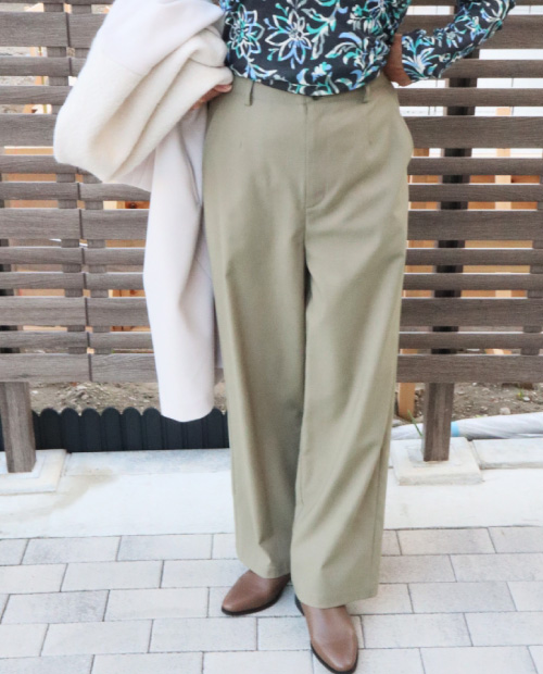 ノーカラーコート×ネオンフラワートップス×ワイドパンツ