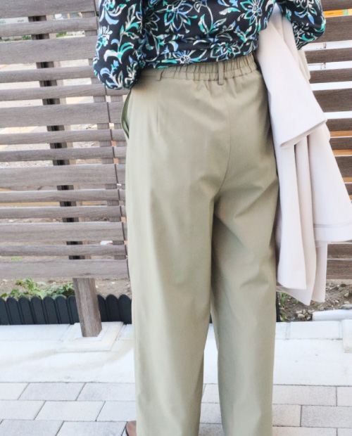 ノーカラーコート×ネオンフラワートップス×ワイドパンツ