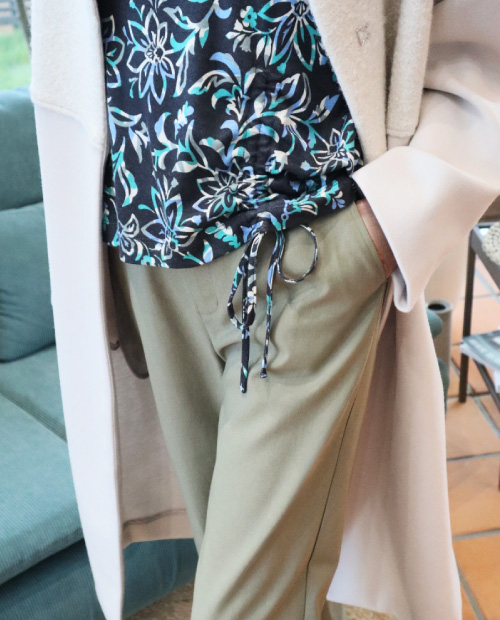 ノーカラーコート×ネオンフラワートップス×ワイドパンツ