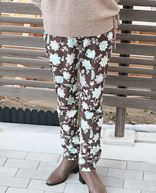 ノーカラーコート×ニット×花柄タイトスリムパンツ