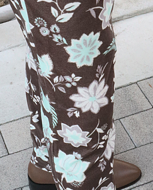 ノーカラーコート×ニット×花柄タイトスリムパンツ