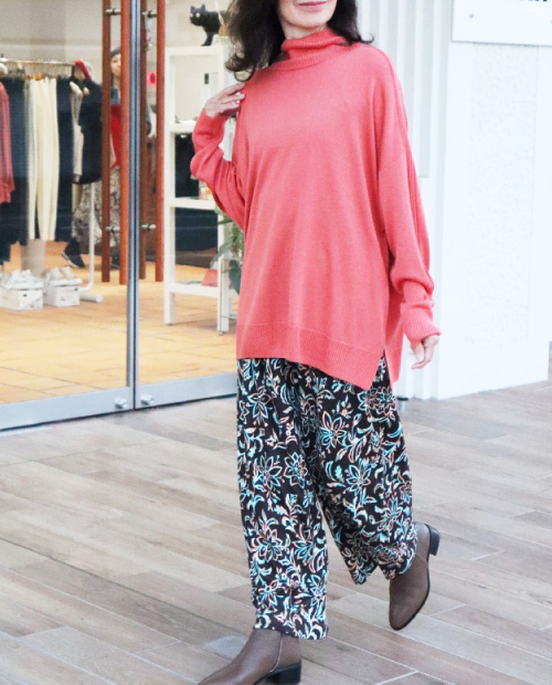 ノーカラーコート×ニット×花柄タイトスリムパンツ