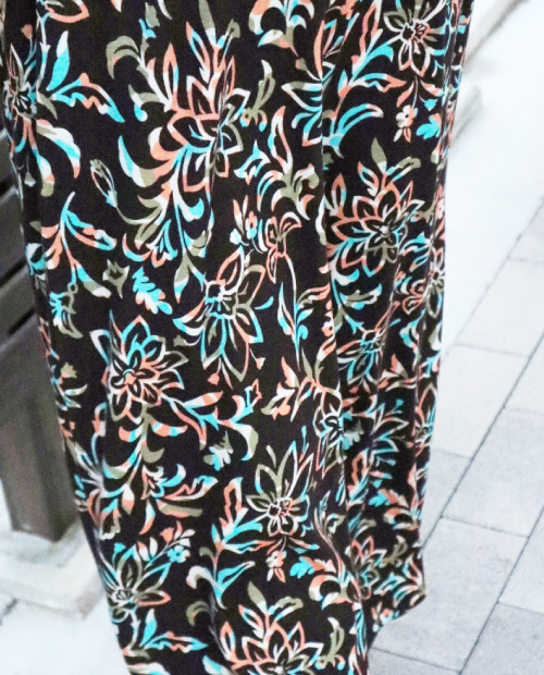 ノーカラーコート×ニット×花柄タイトスリムパンツ