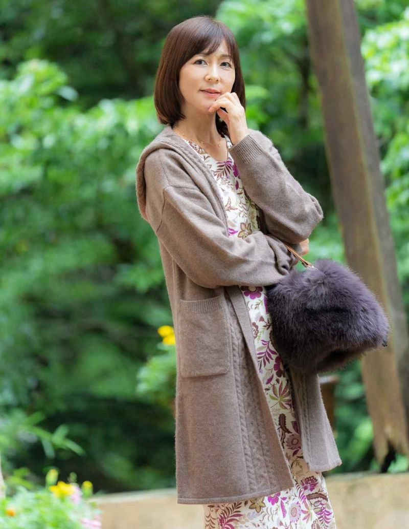 上質メリノウールケーブル編みカーディガン